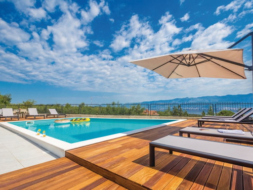 villas with outdoor pool in Croatia