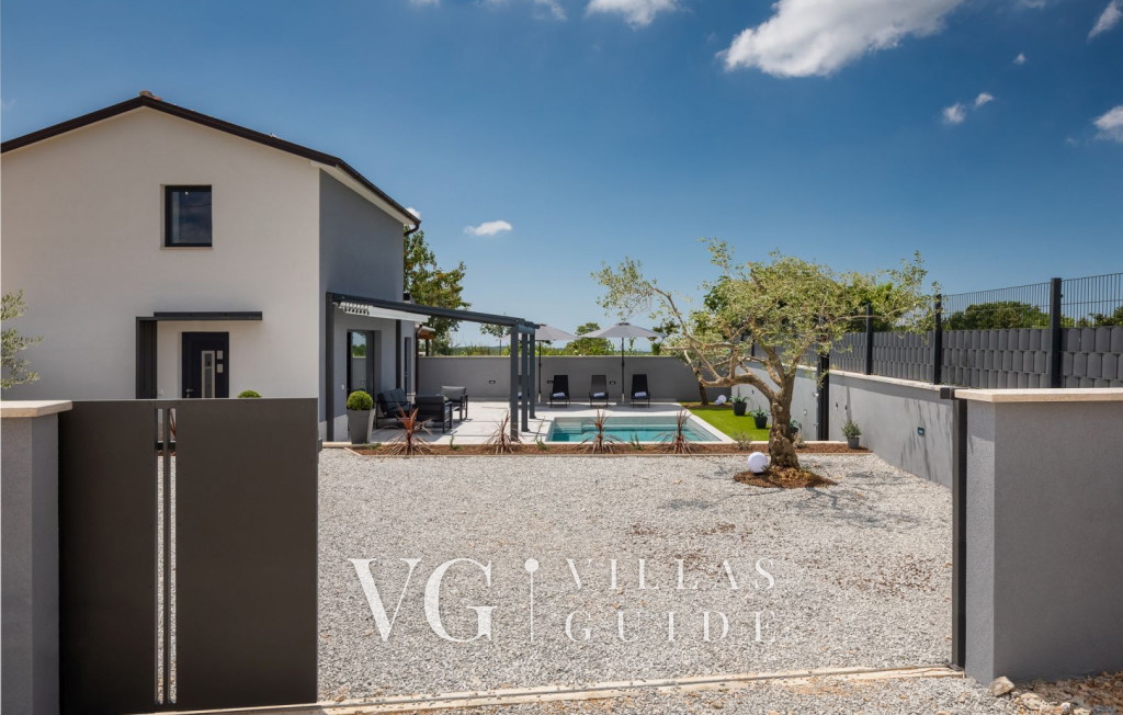 Villa Ana Garden and property exterior