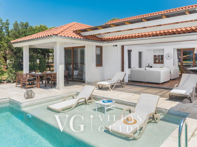 Villa Porto Bus Beachfront Garden and property exterior