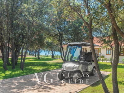 Villa Porto Bus Beachfront Garden and property exterior