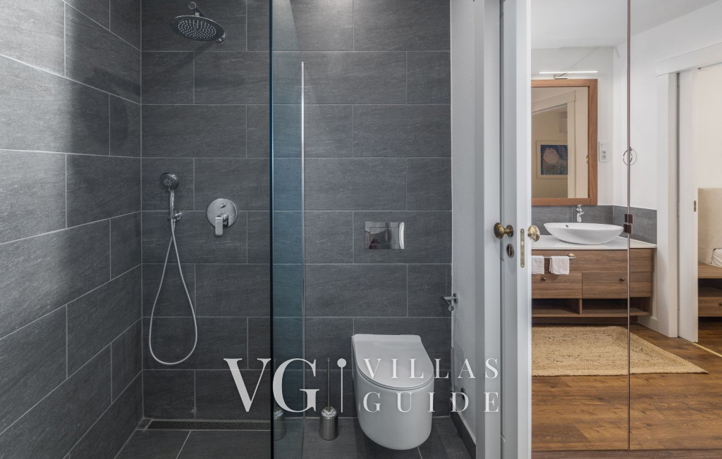 Villa Porto Bus Beachfront Bathroom