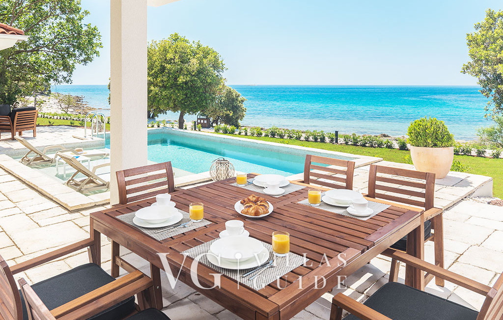 Villa Porto Bus Beachfront 