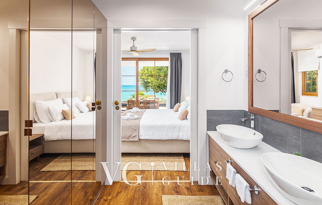 Villa Porto Bus Beachfront 