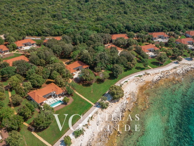 Villa Porto Bus Beachfront Garden and property exterior