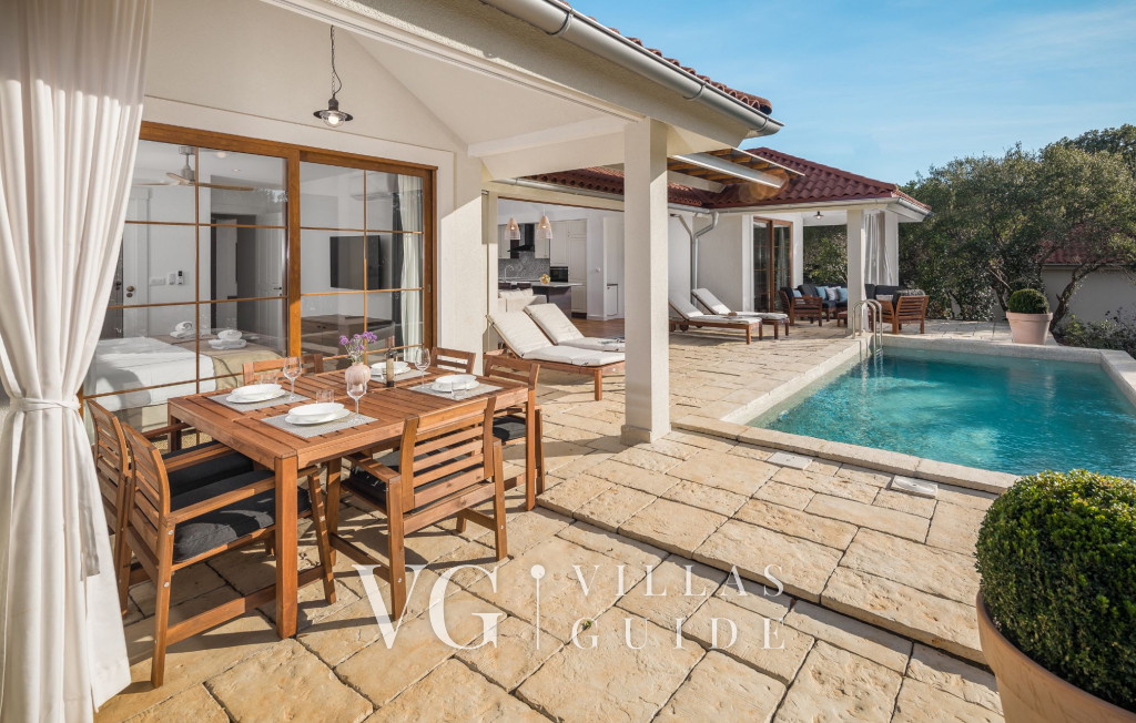 Villa Porto Bus Beachside Garden and property exterior