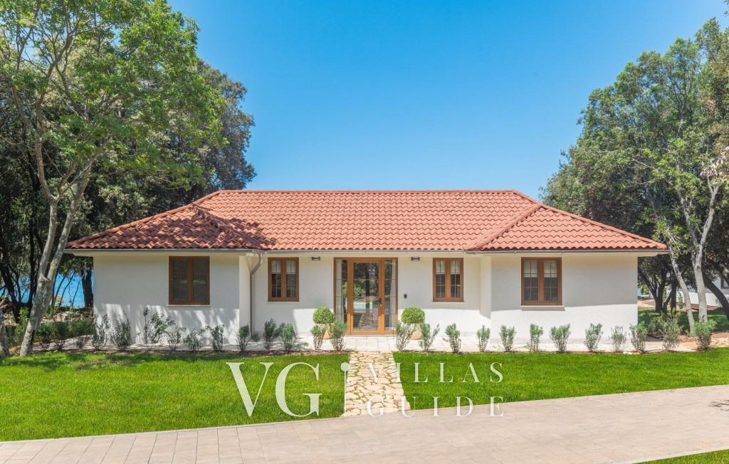 Villa Porto Bus Beachside Garden and property exterior