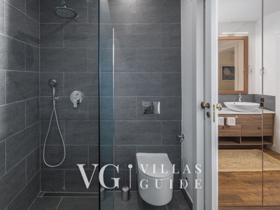 Villa Porto Bus Beachside Bathroom