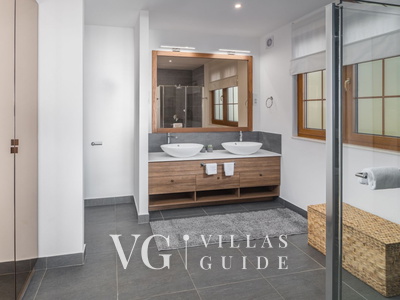 Villa Porto Bus Beachside Bathroom