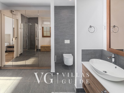 Villa Porto Bus Beachside Bathroom