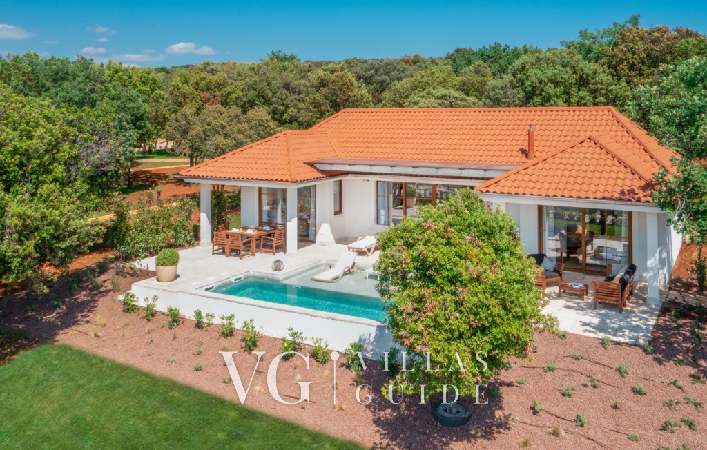 Villa Porto Bus Beachside Garden and property exterior