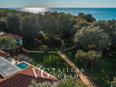 Villa Porto Bus Beachside Garden and property exterior