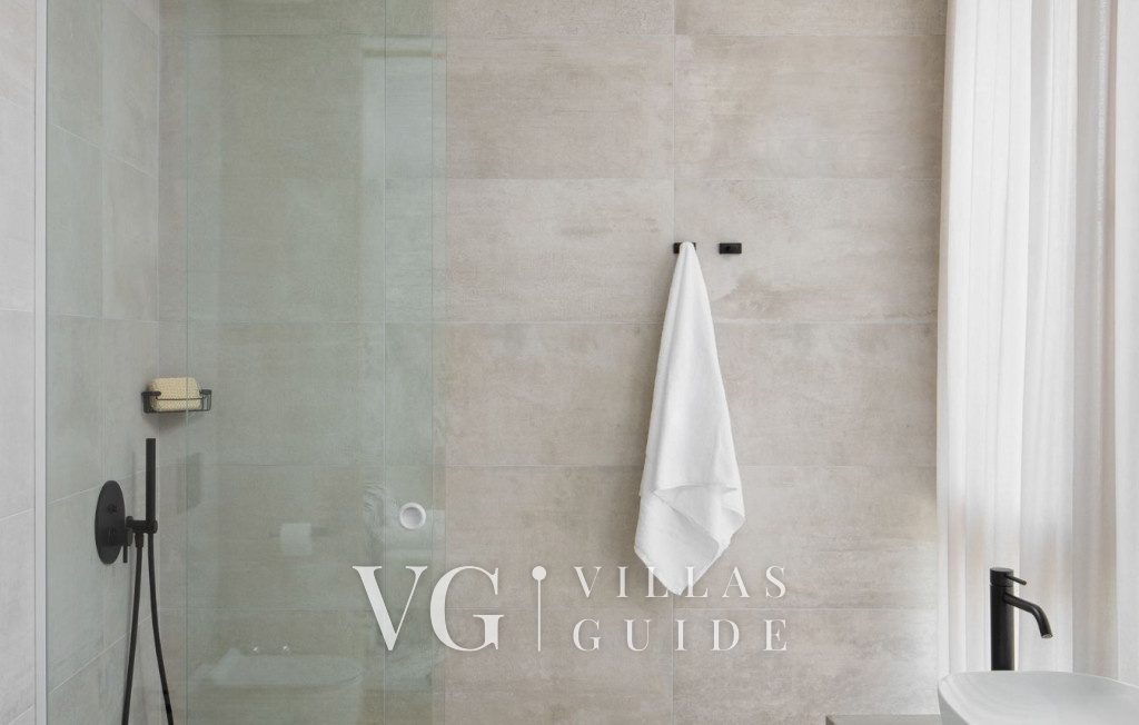 Villa Noble with outdoor pool and game room Bathroom