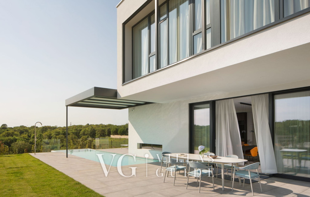 Villa Noble with outdoor pool and game room