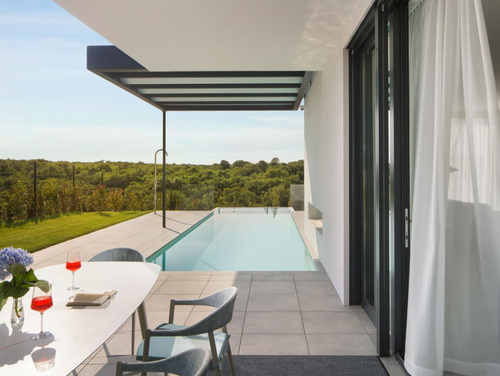 Villa Noble with outdoor pool and game room