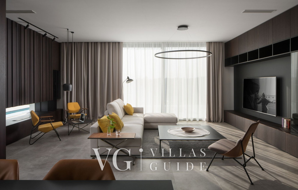 Villa Noble with outdoor pool and game room