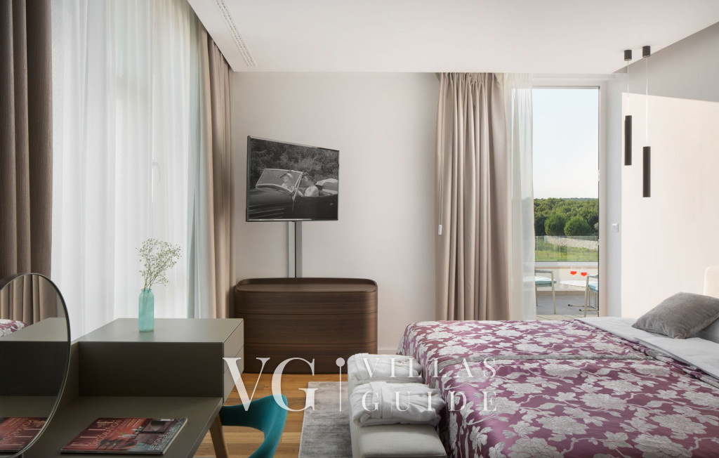 Villa Noble with outdoor pool and game room Bedroom