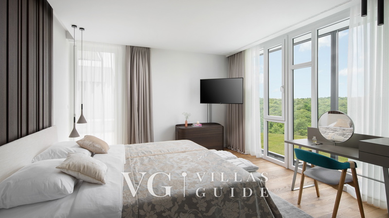 Villa Noble with outdoor pool and game room