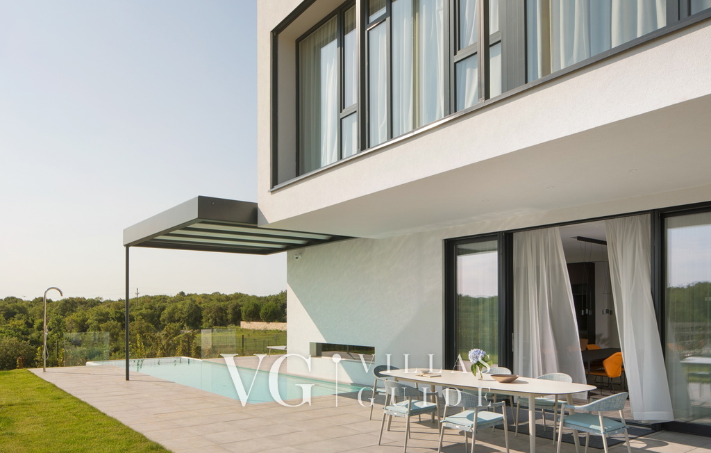 Villa Noble with outdoor pool and game room