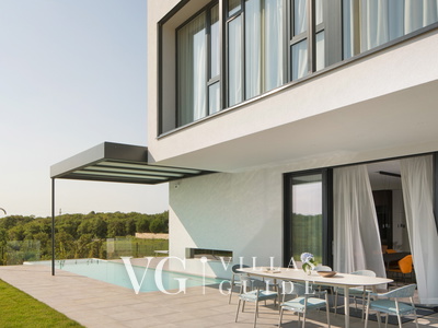 Villa Noble with outdoor pool and game room