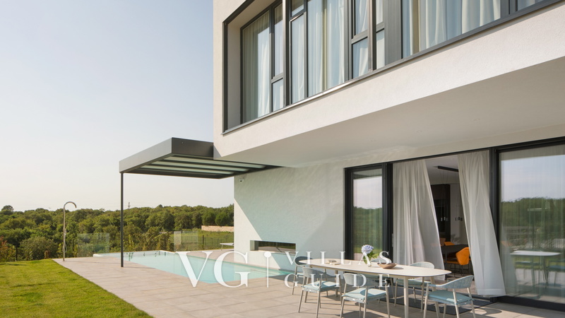 Villa Noble with outdoor pool and game room