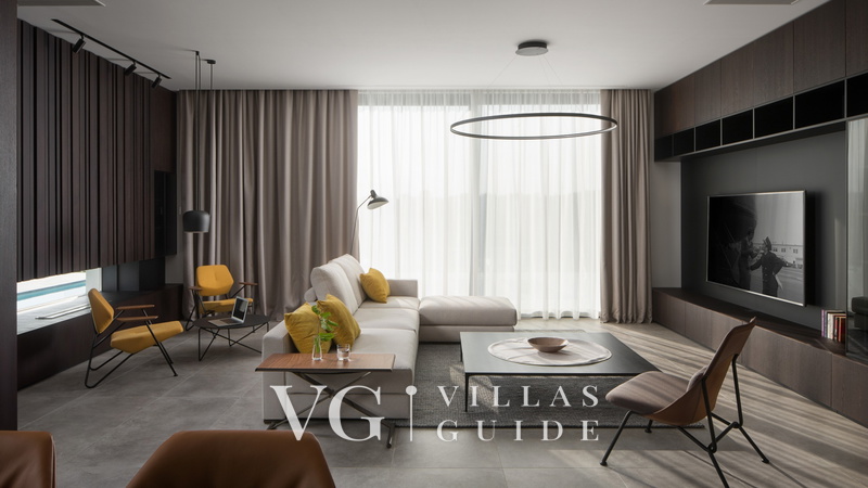 Villa Noble with outdoor pool and game room