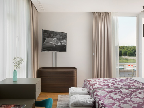 Villa Noble with outdoor pool and game room