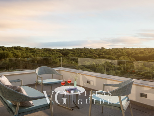 Villa Noble with outdoor pool and game room