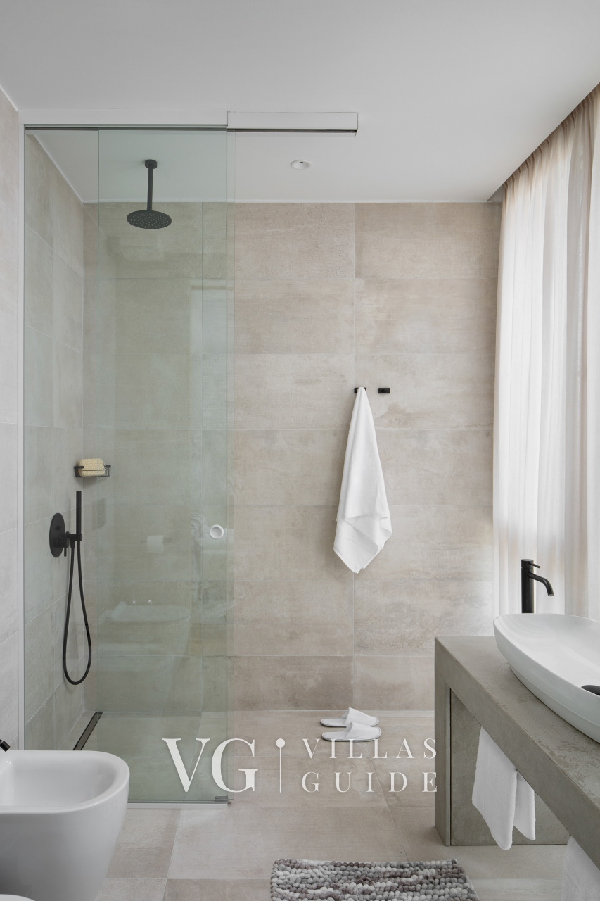 Villa Noble with outdoor and indoor pool Bathroom