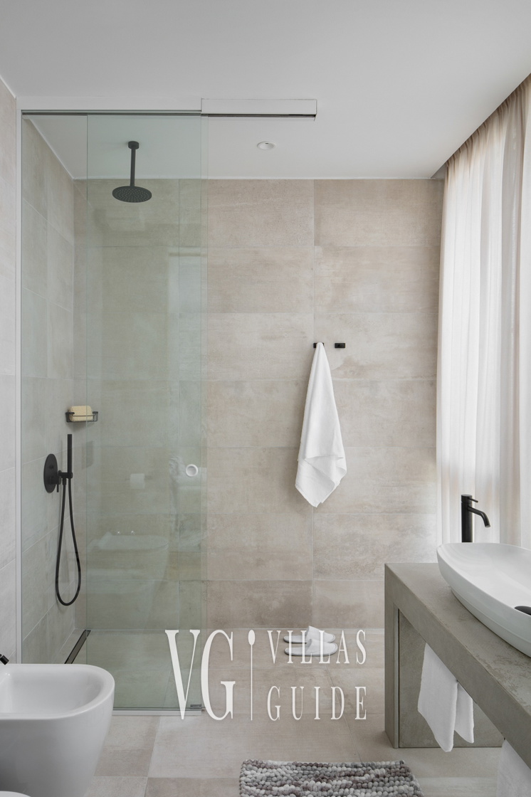 Villa Noble with outdoor and indoor pool Kupaonica