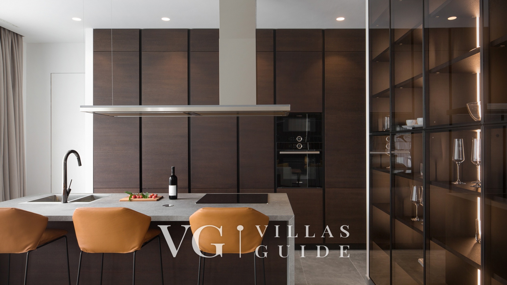 Villa Noble with outdoor and indoor pool Kuhinja