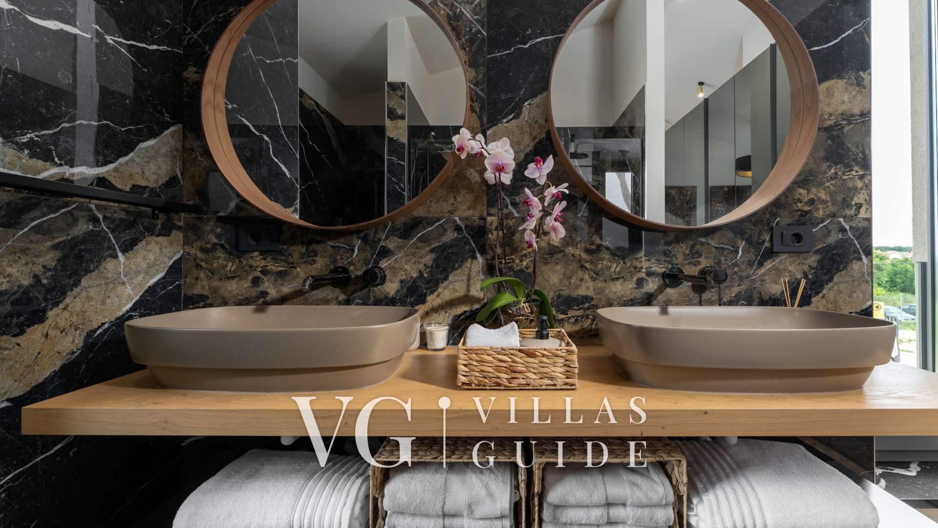 Luxury Villa Lipa Tree Bathroom