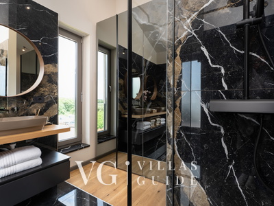 Luxury Villa Lipa Tree Bathroom