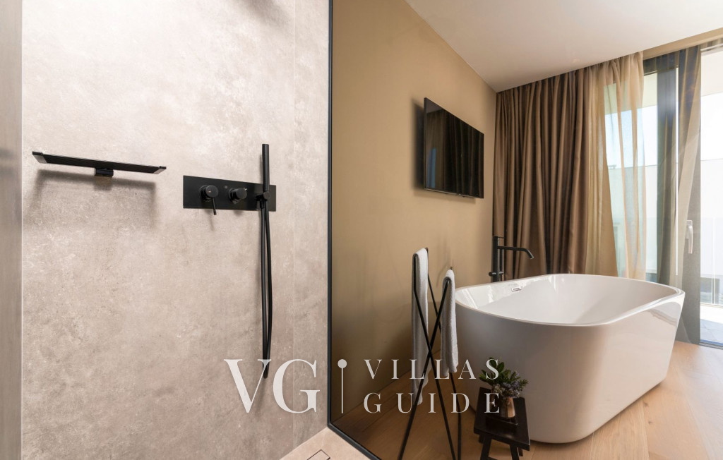 Villa Aruna Bathroom