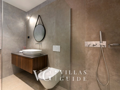 Villa Aruna Bathroom