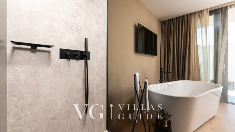 Villa Aruna Bathroom