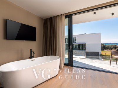 Villa Aruna Bathroom