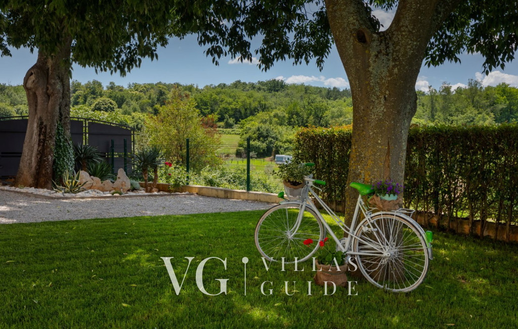 Villa Zvonar Garden and property exterior