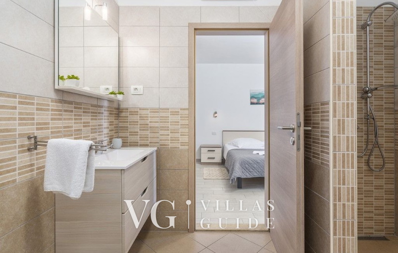 Villa Melli with pool, Whirlpool and panoramic View Badezimmer