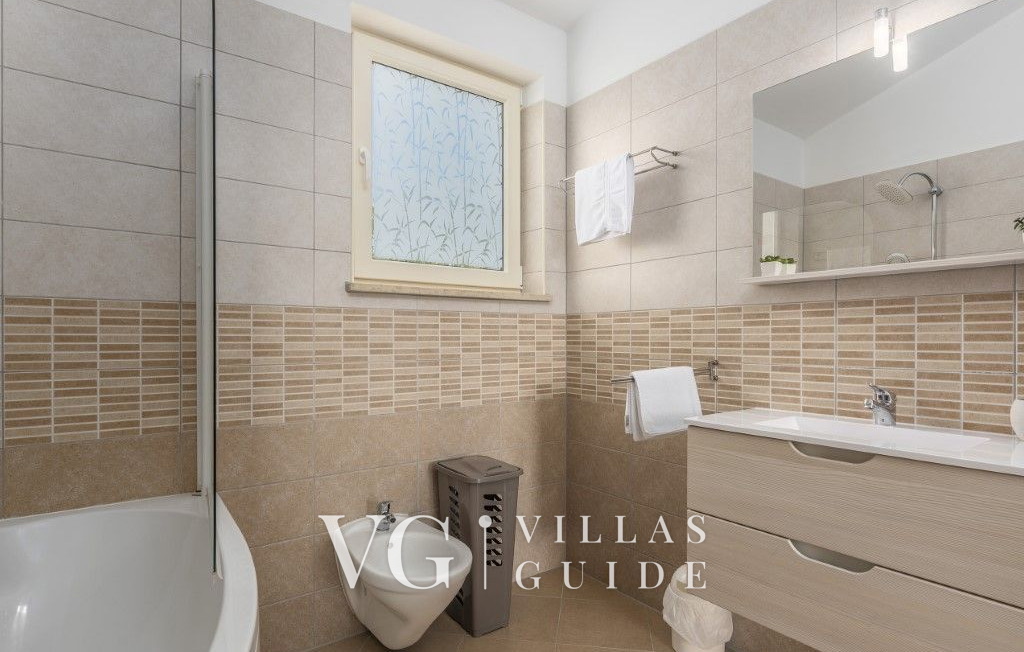 Villa Melli with pool, Whirlpool and panoramic View Badezimmer