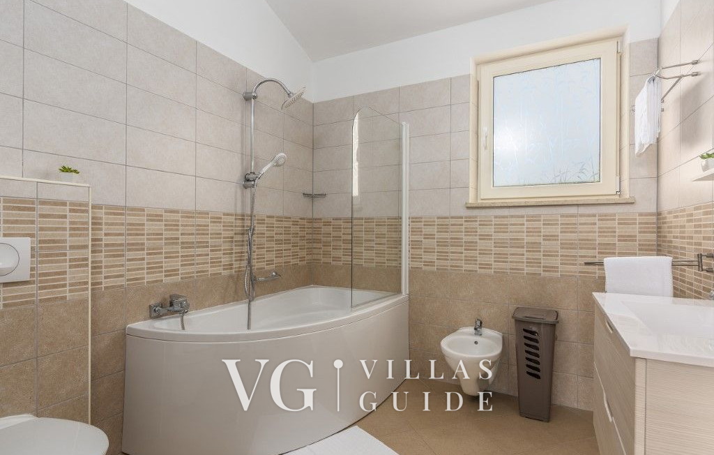 Villa Melli with pool, Whirlpool and panoramic View Badezimmer