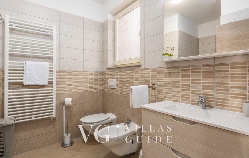 Villa Melli with pool, Whirlpool and panoramic View Badezimmer