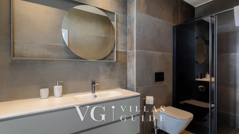 Villa Tonka Bathroom