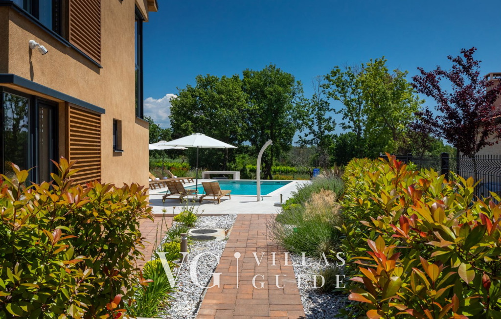 Villa Pedena Garden and property exterior