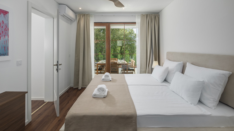 Luxury Bay Villa Porto Bus