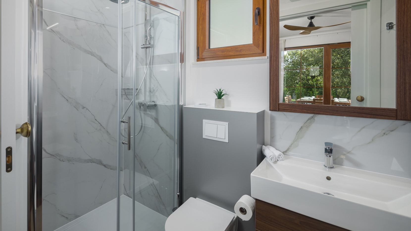 Luxury Bay Villa Porto Bus Bathroom