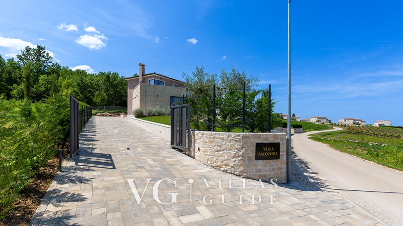 Villa Faloniga Garden and property exterior