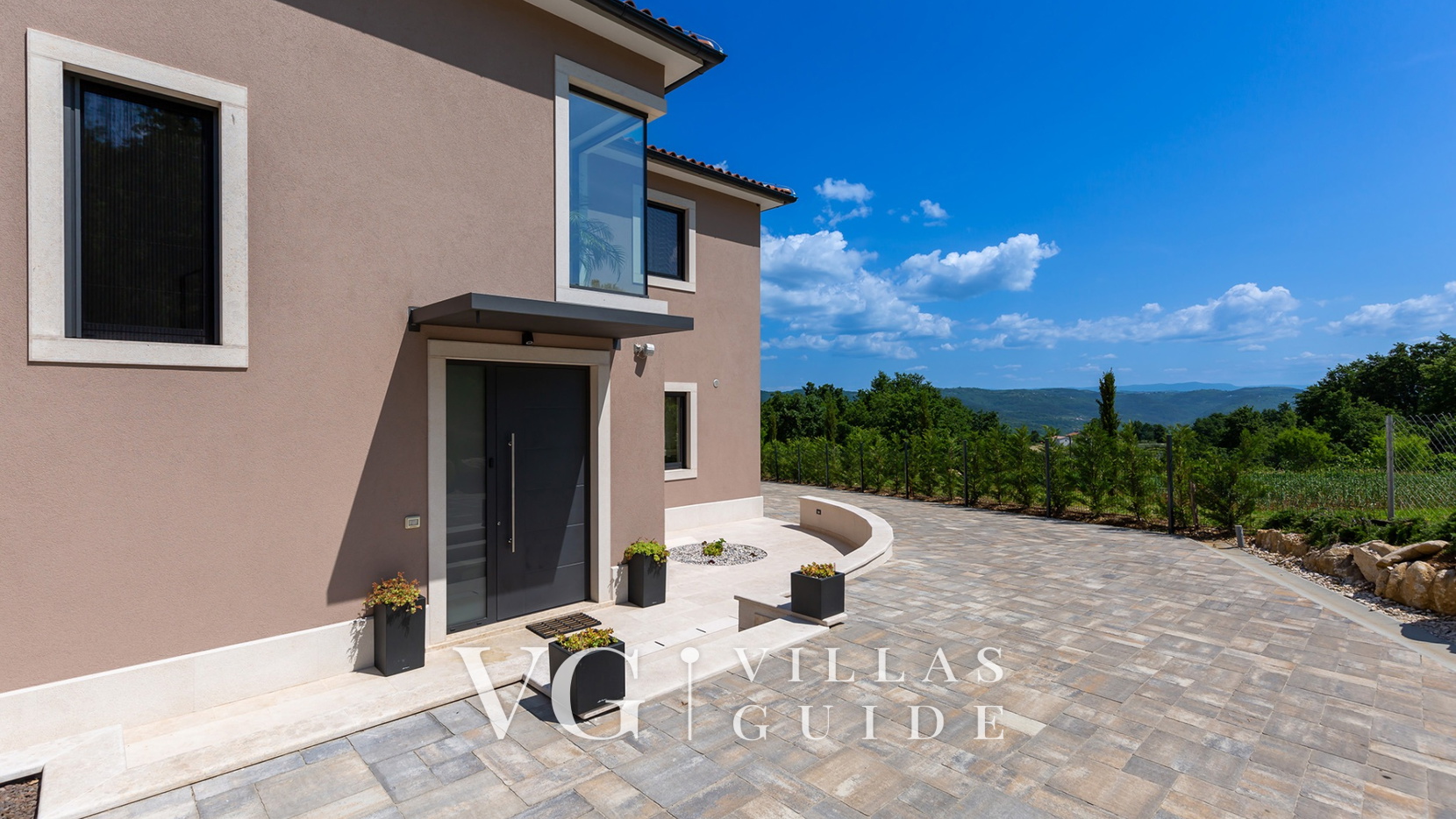 Villa Faloniga Garden and property exterior