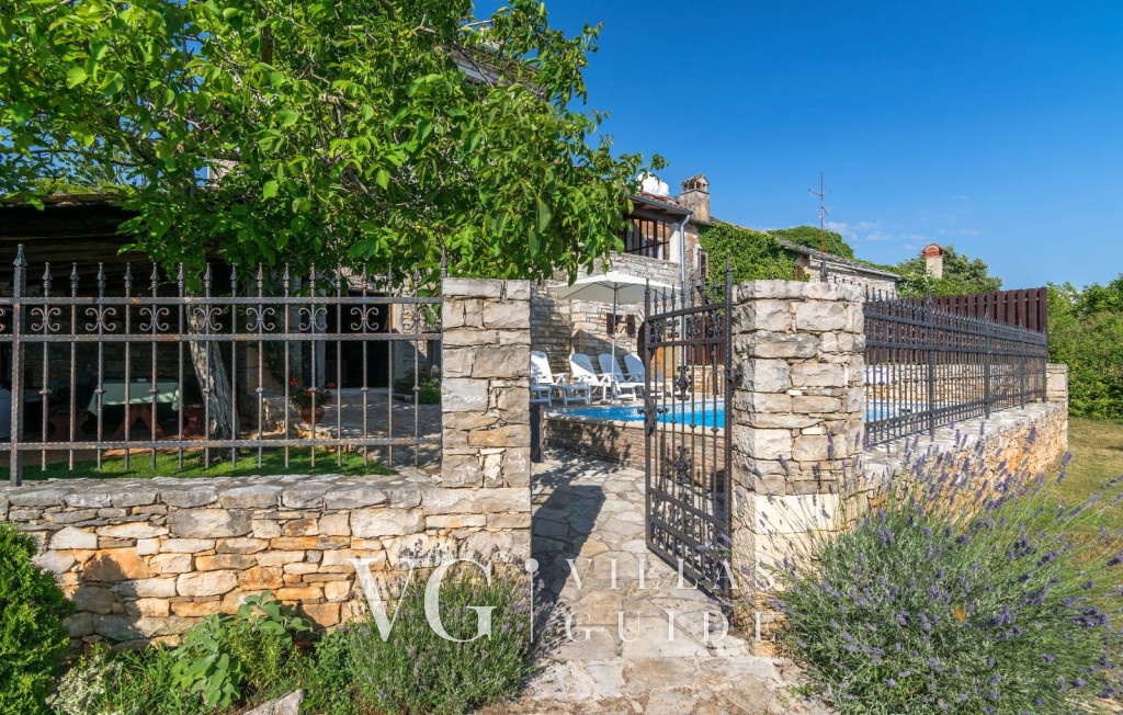 Villa Maria Garden and property exterior