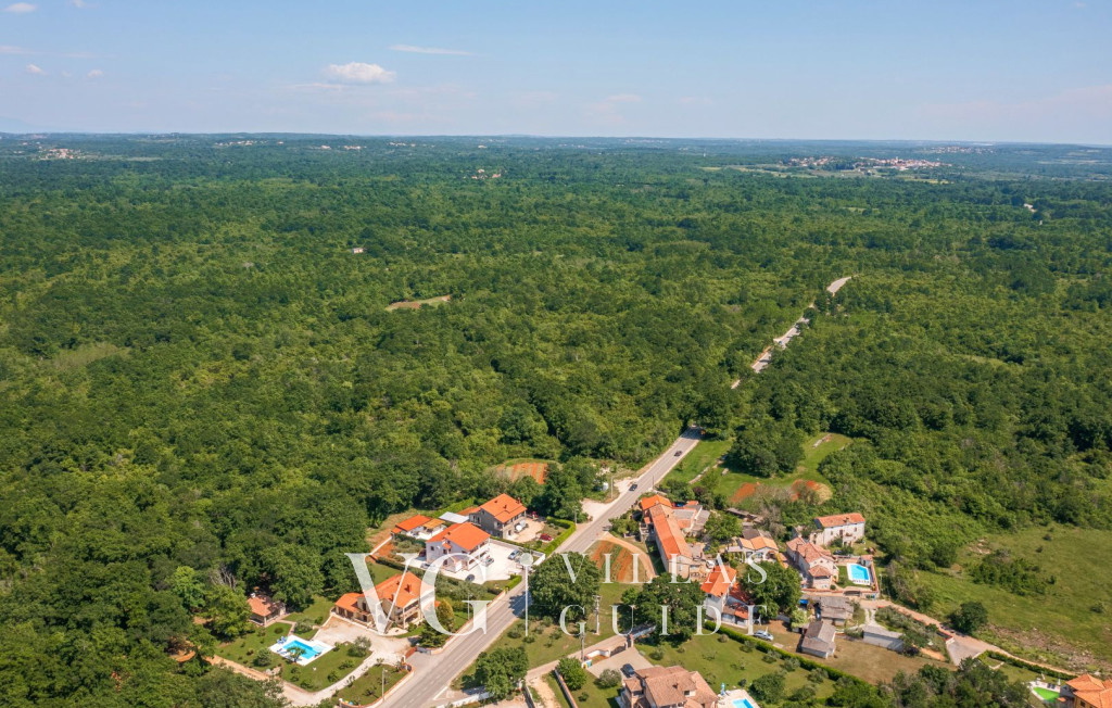 Villa Lakora Garden and property exterior