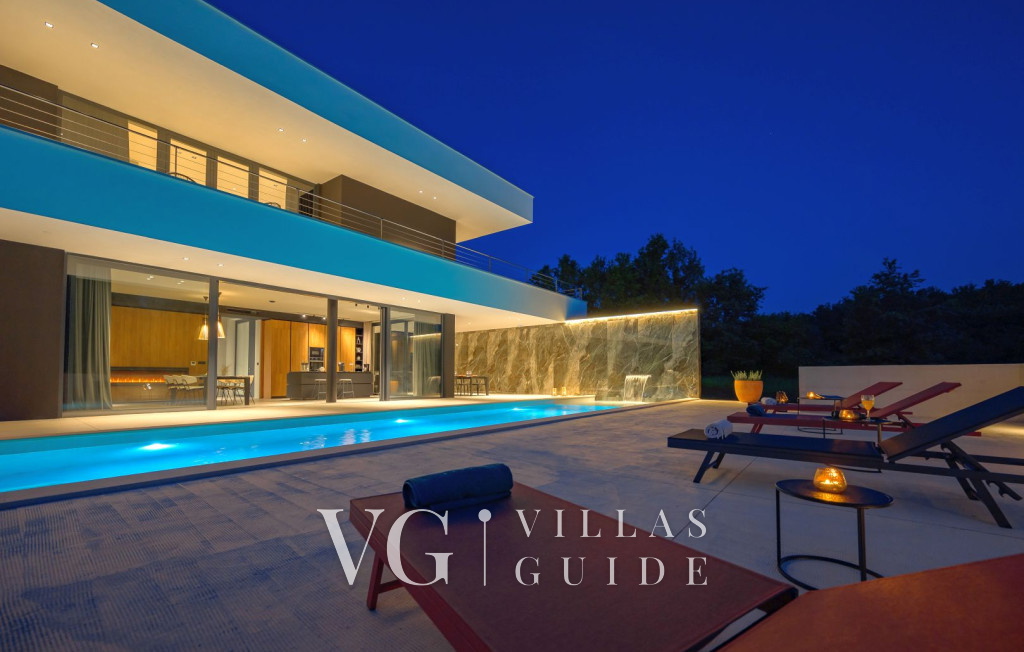 She Luxury Villa Pool